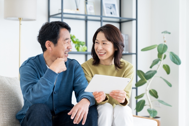 タブレットを見ながら会話する夫婦